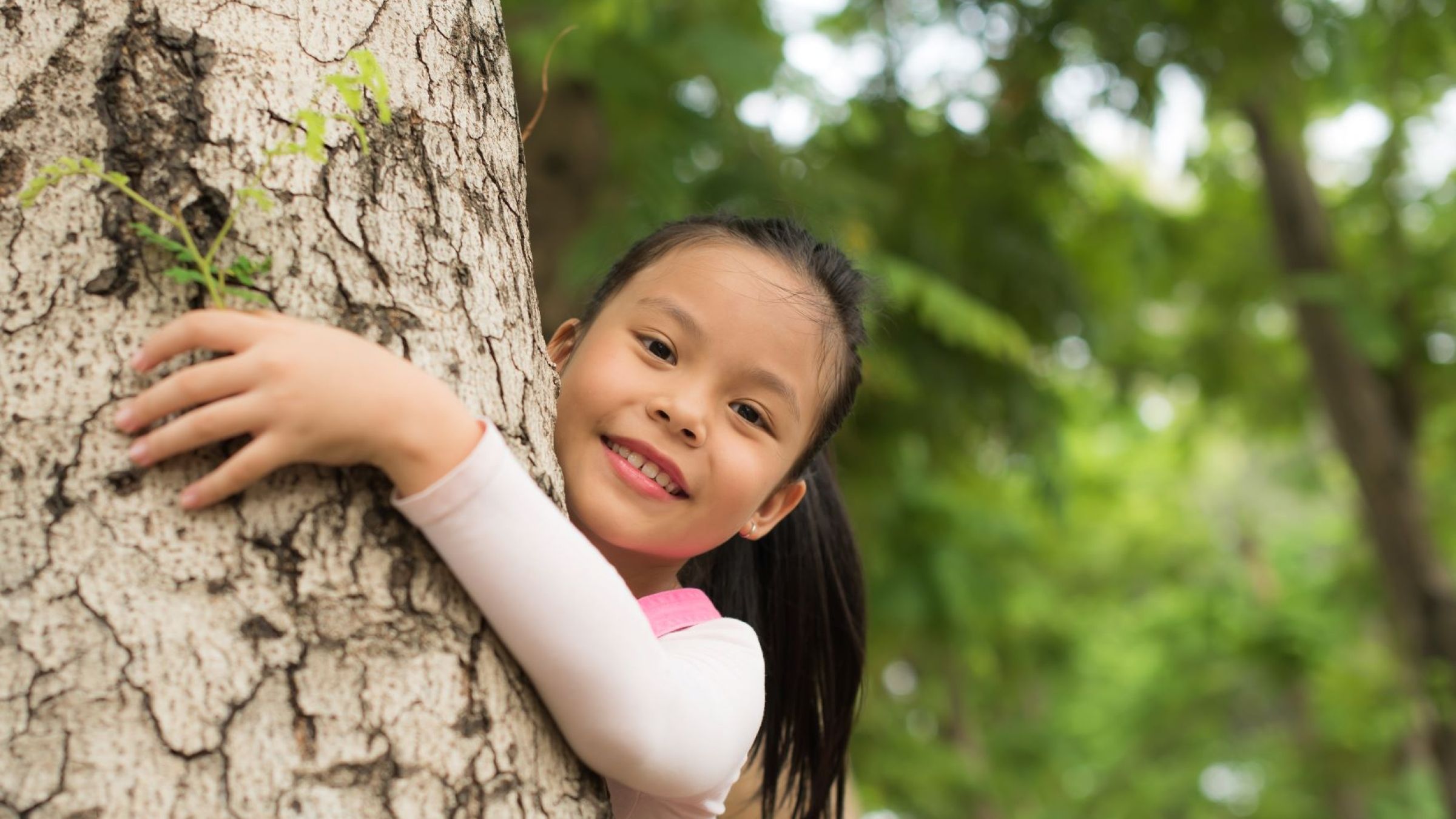 girl hugging tree